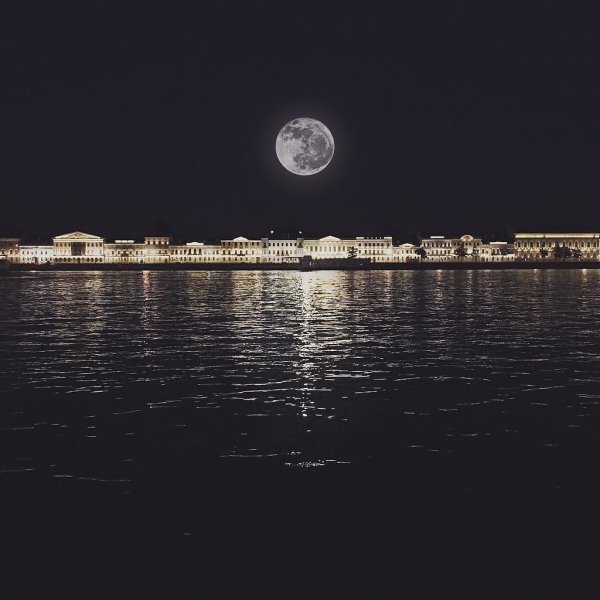 Полная Луна над Питером