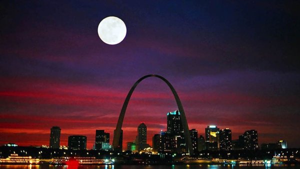 Огромная Луна над городом