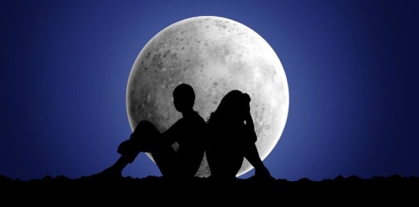 Мальчик и девочка под луной