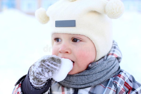 Ребенок ест снег