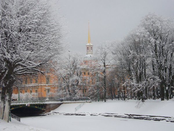Заснеженный парк СПБ