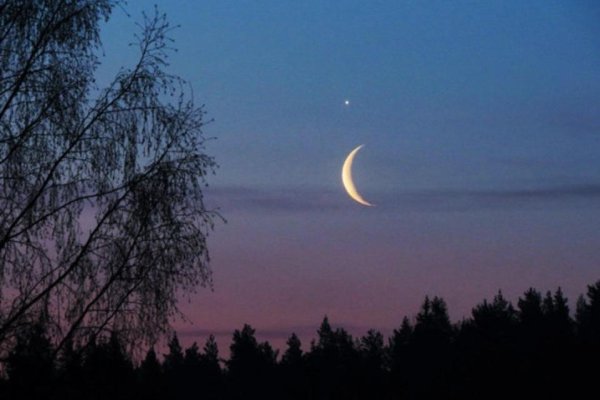 Месяц на небе