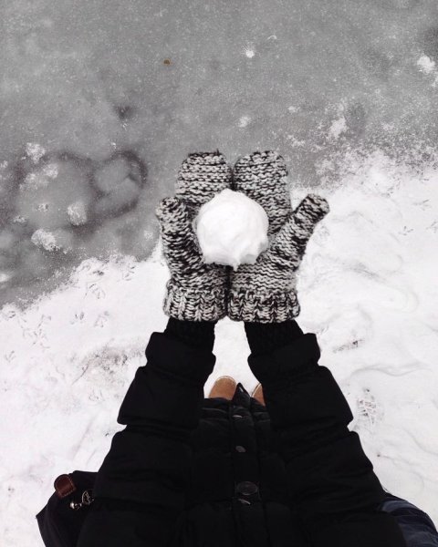 Снег в руках