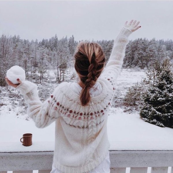 Девушка сзади зимой