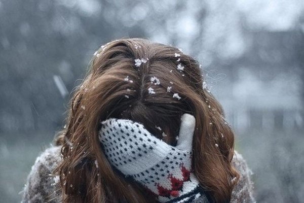 Девушка с темными волосами зимимой