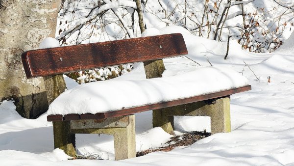 Скамейка в снегу