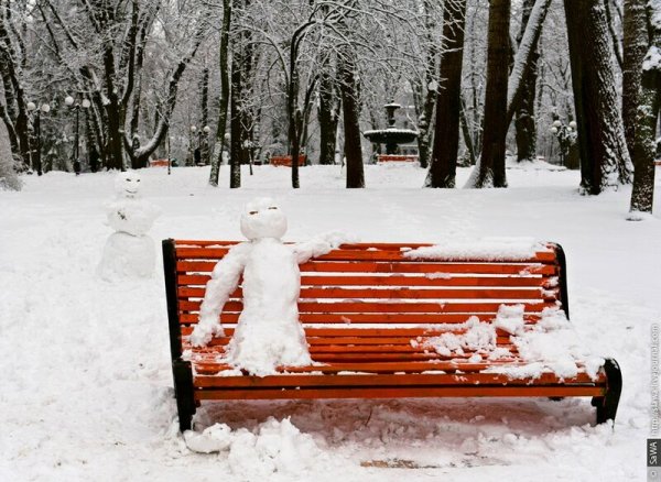 Скамейка в парке зимой
