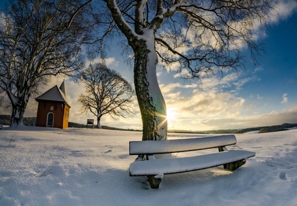 Лавочка в снегу