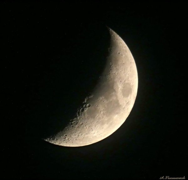 Узкий серп Луны
