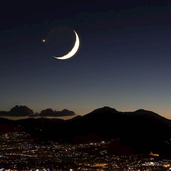 Узкий серп Луны фото