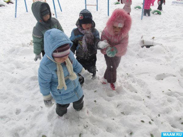 Наблюдение за снегом на прогулке в первой младшей группе