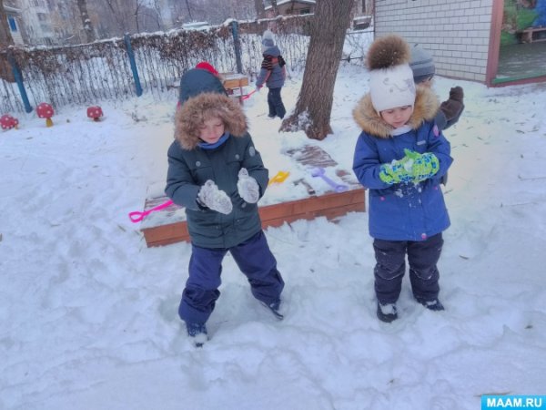 Наблюдение за снегом в младшей группе
