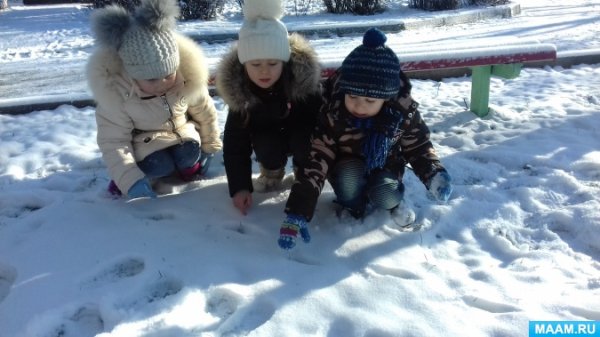 Прогулка в детском саду со снегом