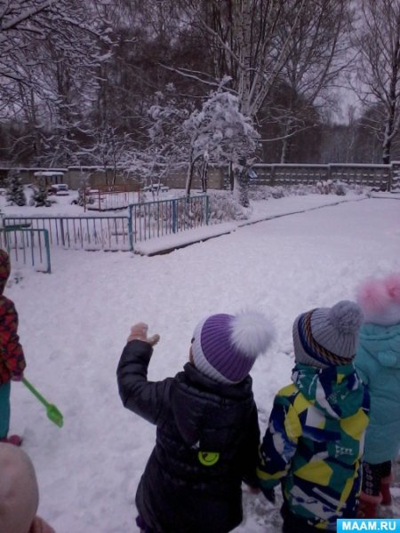 Наблюдение за снегом в детском саду