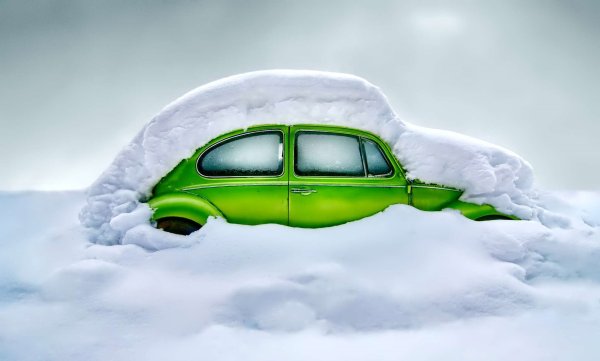 Машина в снегу