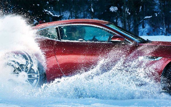 Машины на зимнем фоне