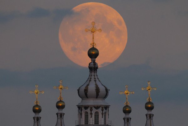 Купола церквей на фоне Луны