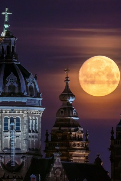 Луна над храмом