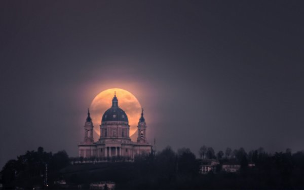 Луна над Церковью