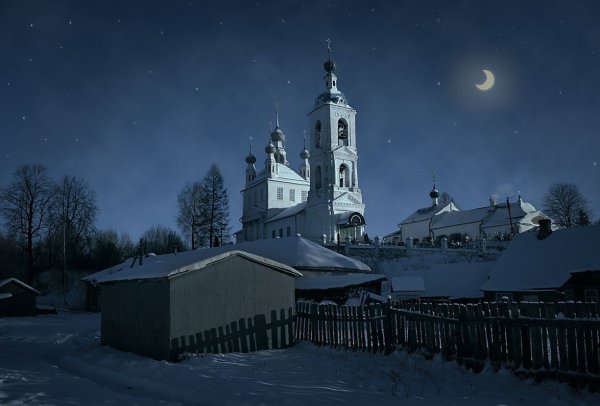 Зимняя ночь в деревне храм