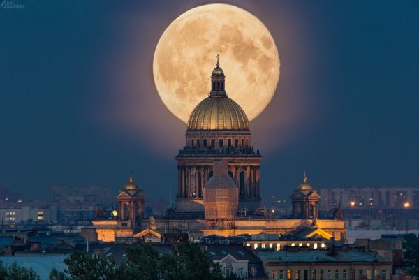Исаакиевский собор Луна