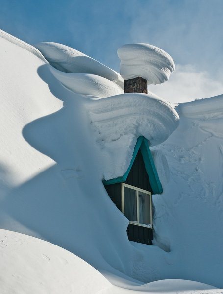 Дом занесло снегом