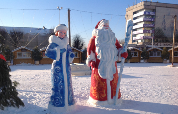 Снежная фигура Деда Мороза