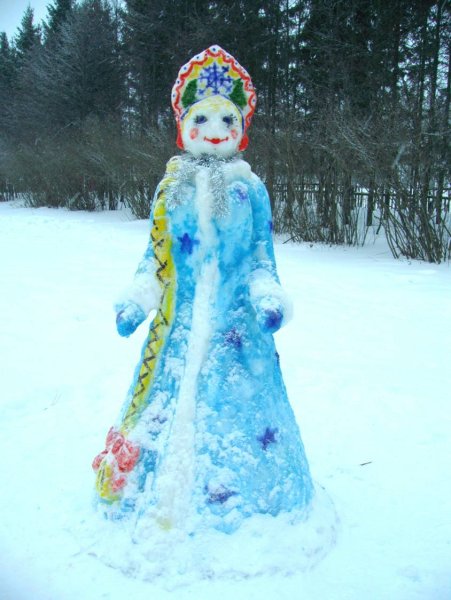 Снегурочка из снега