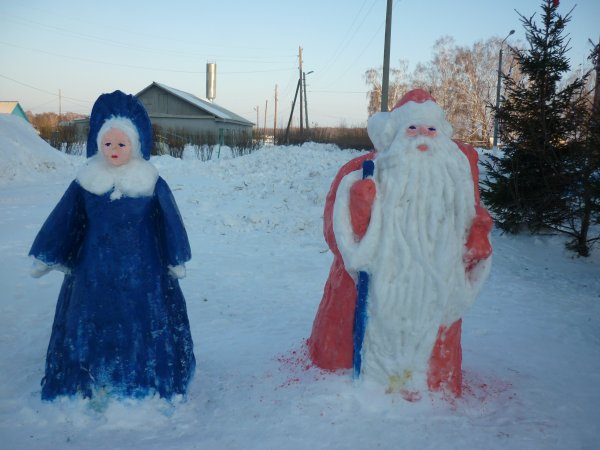 Снежная фигура Деда Мороза