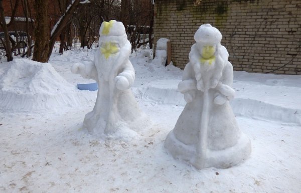 Фигуры Деда Мороза и Снегурочки из снега