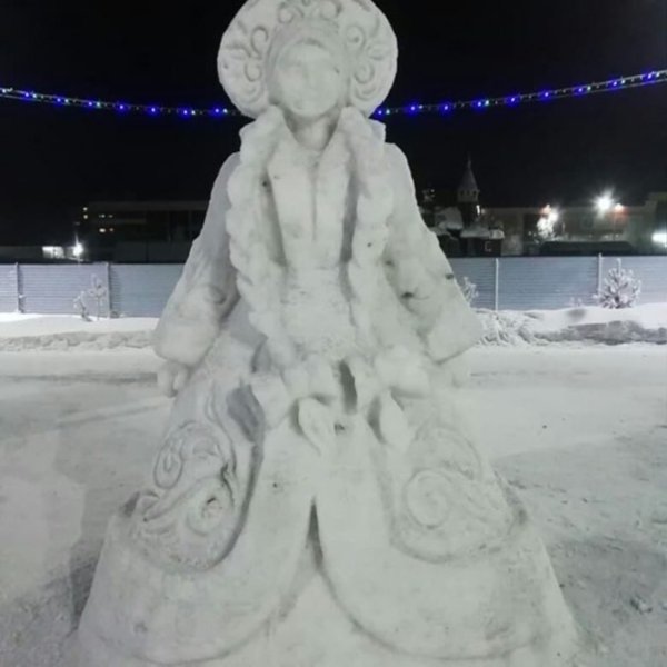 Фигура Снегурочки из снега