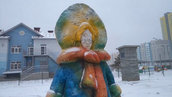 Глаза у Снегурочки из снега