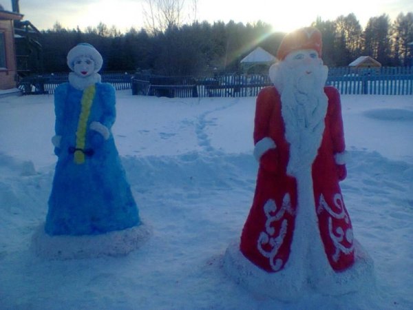 Фигуры Деда Мороза и Снегурочки из снега