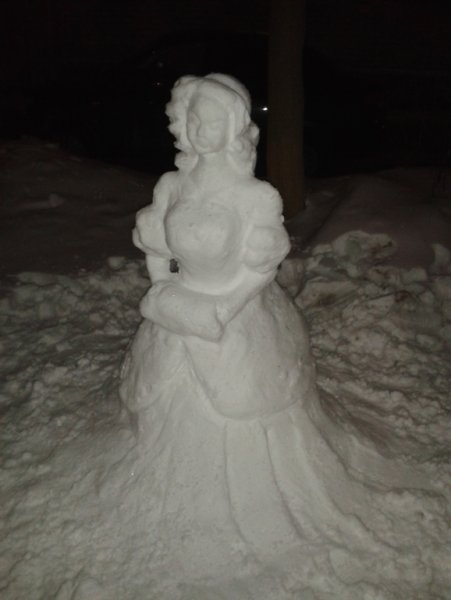 Снегурочка из снега