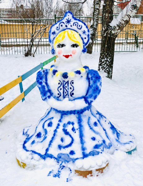 Снегурочка из снега