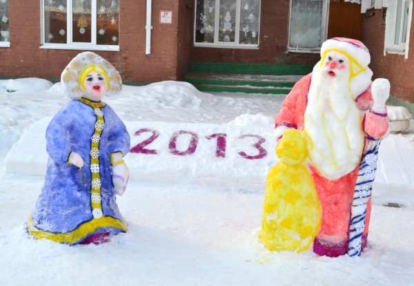 Дед Мороз из снега в детском саду