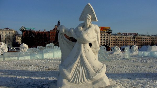 Снежная фигура Деда Мороза