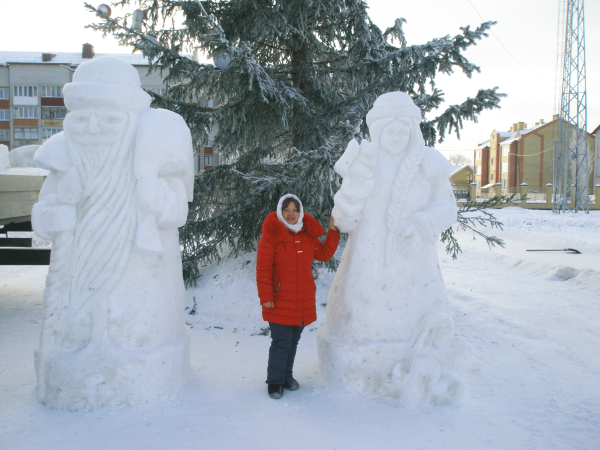 Снежные фигурки Деда Мороза