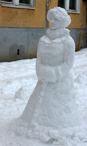 Снежная скульптура женщины