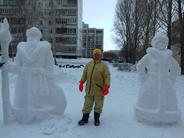 Снежная фигура Деда Мороза