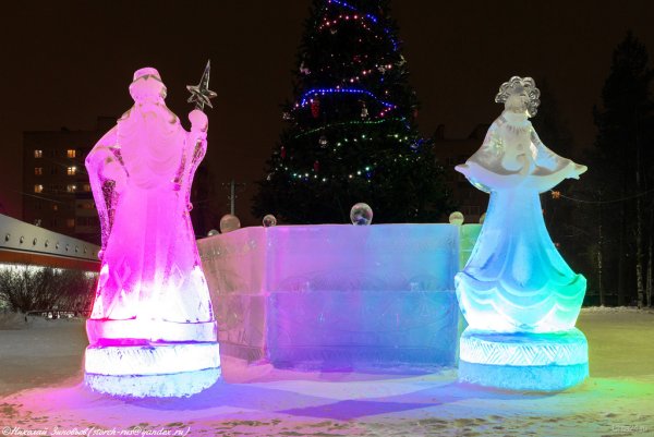 Ледяные фигуры Деда Мороза и Снегурочки
