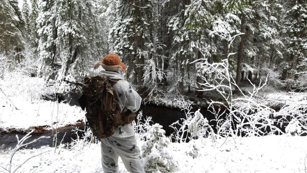 Охотник в зимнем лесу