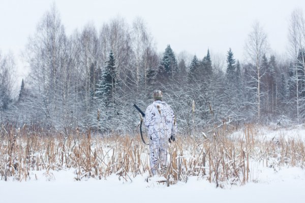 Охотник зимой в лесу