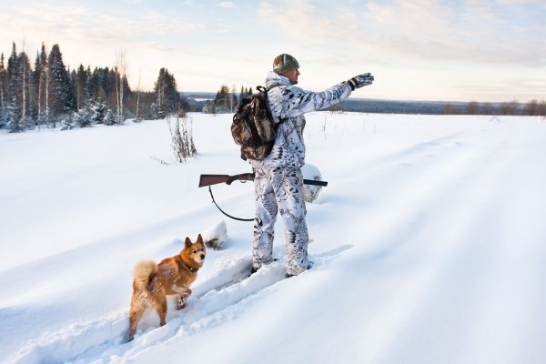 Зимой на лыжах охотники