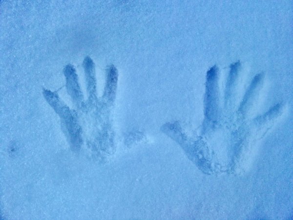 Отпечатки рук на снегу