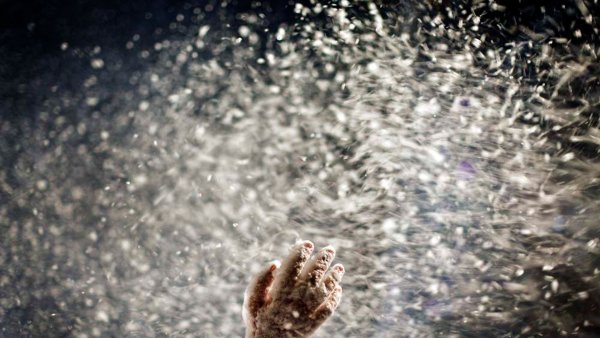 Снег падает на ладонь