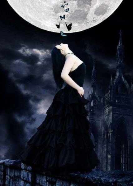 Луна в готическом стиле