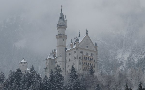 Замок Нойшванштайн в тумане