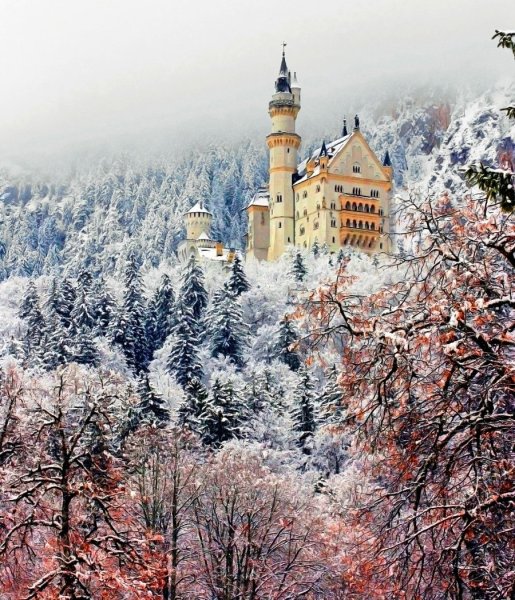 Замок Нойшванштайн («новый Лебединый Утес») в Германии;