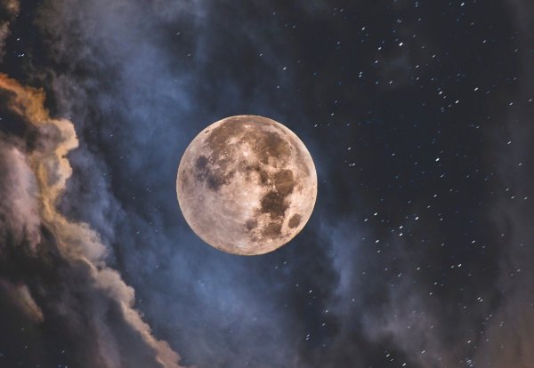 Луна в космосе